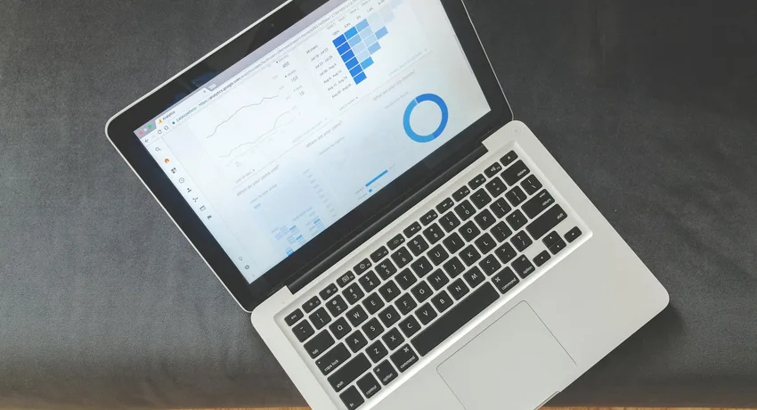 Dashboard voor softwarebeheer met real-time monitoring en prestatie-indicatoren